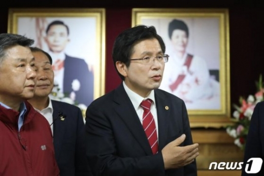 황교안 자유한국당 대표가 12일 오후 경북 구미시 상모동 박정희 전 대통령 생가를 찾아 추모관에서 참배를 마친 뒤 이야기를 나누고 있다. /사진=뉴스1