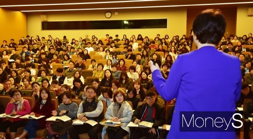 제12회 머니톡콘서트가 오는 28일(화) 오후 2시30분부터 서울 여의도 금융투자협회 3층 불스홀에서 무료로 개최된다. 사진은 지난 머니톡콘서트 강연 모습. /사진=임한별 기자