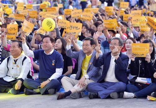 이용섭 광주광역시장(앞줄 왼쪽 3번째)과 송갑석 국회의원(왼쪽 2번째)이 12일 오후 동구 5·18민주광장에서 열린 '노무현 대통령 서거 10주기 추모 시민문화제'에 참석해 시민들과 '새로운 노무현' 손피켓을 들고 있다./사진제공=광주광역시
