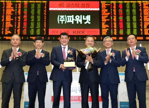 지난해 한국거래소 코스닥시장본부에서 열린 '(주)파워넷의 코스닥시장 신규상장기념식'에서 (왼쪽부터) 최규준 한국IR협의회 부회장, 정운수 한국거래소 코스닥시장본부장, 김상우 (주)파워넷 대표이사, 양승환 (주)파워넷 대표이사, 고원종 DB금융투자 대표이사, 송윤진 코스닥협회 부회장이 박수치고 있다. /사진=한국거래소