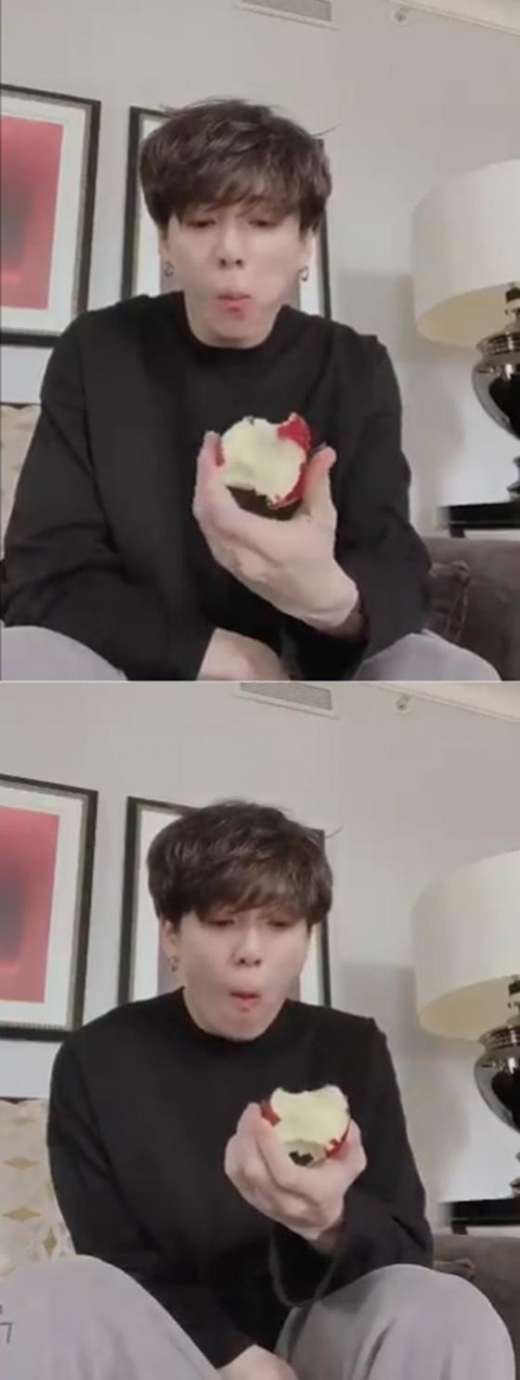 '방탄소년단' 정국, 아침에  사과 먹는 훈훈한 일상