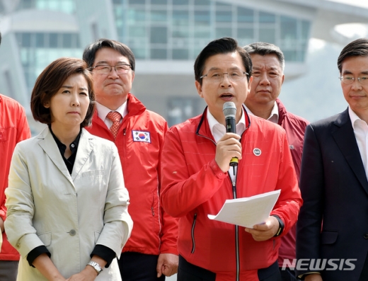 황교안 자유한국당 대표는 문재인 대통령의 여야 5당 대표 영수회담 제안과 관련해 “일방통행식 회담으로는 경제와 민생, 안보를 지켜낼 수 없다. 인식을 전환하고 제1야당 대표와 만나달라”고 주장했다. /사진=뉴시스