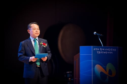 해양에너지 김형순 대표이사가 지난 10일 해양에너지 CI선포식 프레젠테이션에서 새출발을 선포하고 있다./사진제공=해양에너지
