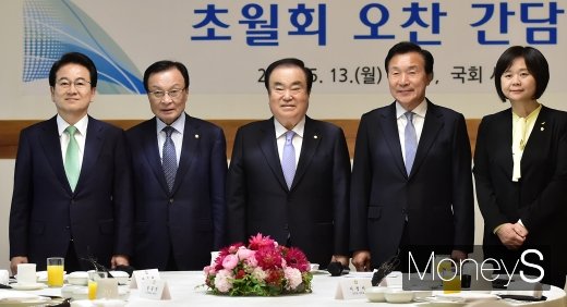 ▲ 민주평화당 정동영 대표,(왼쪽부터), 더불어민주당 이해찬 대표, 문의상 국회의장, 바른미래당 손학규 대표, 정의당 이정미 대표 