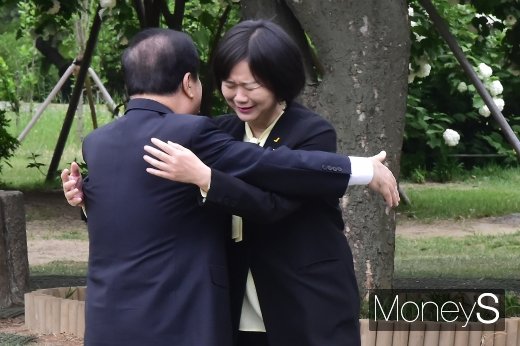 [머니S포토] 패스트트랙 이후 초월회, 두팔 벌린 이정미·문희상