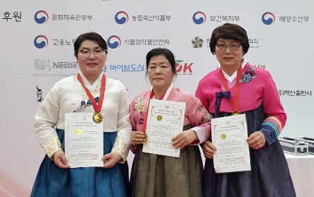 호남대 사회융합대학원 외식조리관리학과에 재학 중인 최경자, 나양임씨가 '2019  한국음식관광박람회 한국국제요리 경연대회'에서 2년 연속 대통령상을 수상했다(사진 왼쪽부터 나미영,최경자,나양임씨)/사진제공=호남대학교