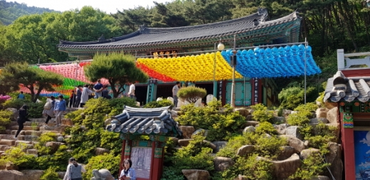 불기 2563년 부처님 오신날 봉축 법요식이 열린 함안 마애사 전경. /사진제공=함안군