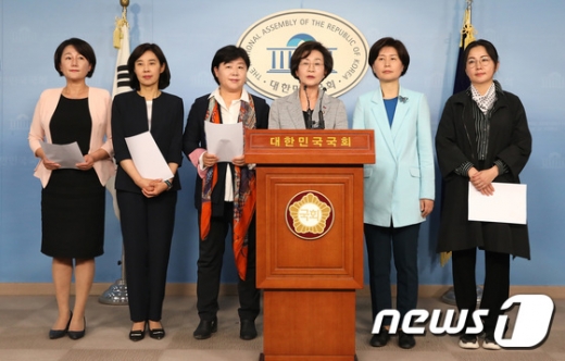 더불어민주당 여성의원 일동이 13일 오전 서울 여의도 국회 정론관에서 기자회견을 갖고 나경원 자유한국당 원내대표의 '달창' 발언과 관련해 사퇴를 촉구하고 있다. /사진=뉴스1