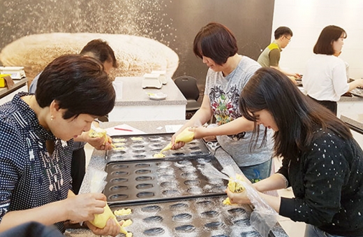 노사발전재단 광주중장년일자리희망센터는 지난 11일 국제직업전문학교 제과제빵 교육장에서 광주지역 퇴직예정 중장년 근로자 17명을 대상으로 직업현장체험과정을 운영했다./사진제공=노사발전재단 광주센터