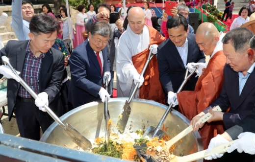 12일 오전, 단장면 표충사 대광전 앞 야단법석 마당에서 열린 불기 2563년 부처님 오신 날 봉축 법요식 행사에서 표충사 주지 법기스님, 박일호 밀양시장, 엄용수 국회의원이 관계자 등과 함께 비빕밥 퍼포먼스를 하고 있다./사진제공=밀양시 
