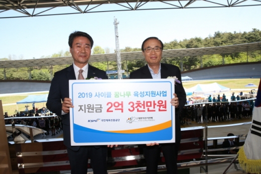  기부금 전달식에 선 권동연 경륜경정총괄본부 경주운영본부장(왼쪽)과 이대훈 대한자전거연맹 수석부회장. /사진=국민체육진흥공단