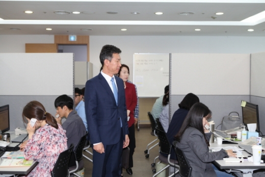 김대지 부산국세청장이 13일 장려금 상담전화를 받기 위해 5월 한 달 동안 부산지방국세청에 마련된 근로·자녀 장려금 콜센터(20명 근무)를 찾아 상담원들을 격려했다./사진제공=부산국세청