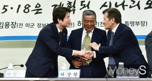 [머니S포토] 5.18 특별 기자회견에서 악수 나누는 이인영