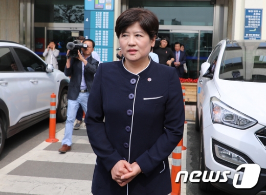지방교육자치법 위반 혐의로 1심에서 벌금 200만원을 선고 받은 강은희 대구시교육감이 13일 오후 대구고등법원에서 열린 항소심 선고 공판을 마치고 법원을 나서고 있다. /사진=뉴스1