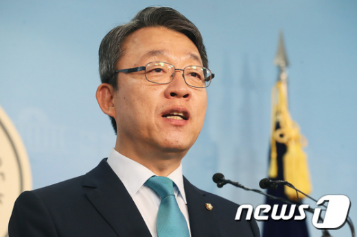 김성식 바른미래당 의원이 13일 오전 서울 여의도 국회 정론관에서 원내대표 경선 출마를 선언하고 있다. /사진=뉴스1