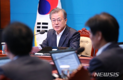 문재인 대통령이 13일 청와대 여민관에서 영상 수석보좌관회의에서 모두발언하고 있다. /사진=뉴시스