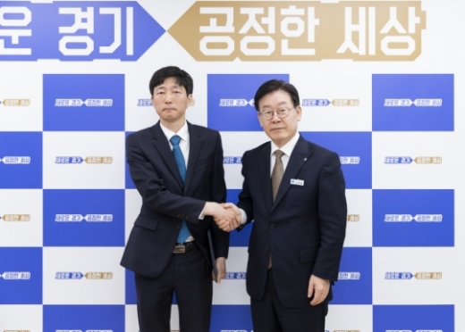 ▲ 노동이사 임명장 수여모습. (오른쪽) 이재명 지사 (왼쪽) 경기신보 양광석 씨. / 사진제공=경기도