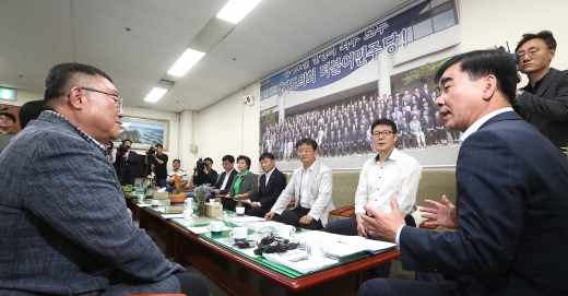 지난 13일 더불어민주당 대표 건교위원장 및 의원 버스 파업관련 관계자 토론회. / 사진제공=경기도의회