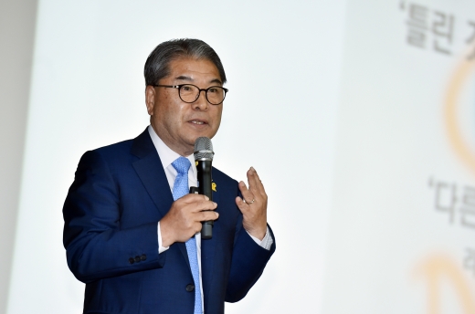 이재정 경기도교육감이 지난 13일 한국교원대학교 종합교육연수원에서 열린 ‘2019 전국 초등교장 자격연수’에서 ‘교육의 가치와 교장 리더십’을주제로 강연을 했다. / 사진제공=경기도교육청