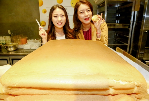 대왕카스테라. /사진제공=AK플라자