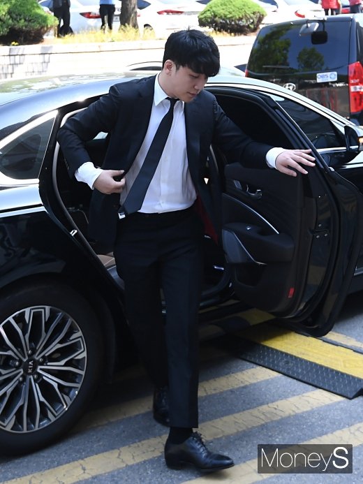 [머니S포토] 법원 출석하는 승리