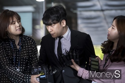 [머니S포토] 승리 '취재진 뿌리치고 법원으로'