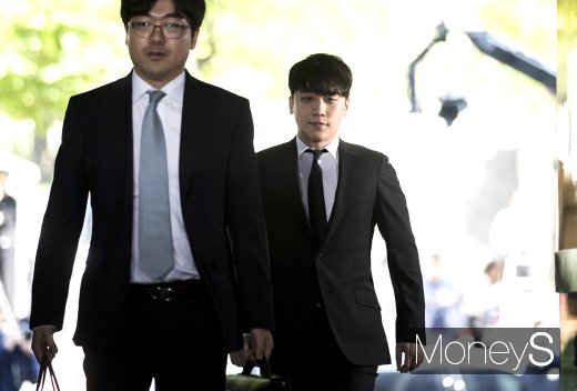 [머니S포토] 승리, '성접대·버닝썬 횡령 의혹' 영장심사 출석