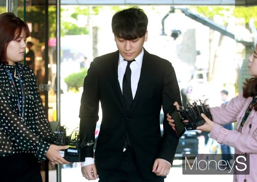 [머니S포토] '버닝썬 의혹' 승리, 묵묵부답