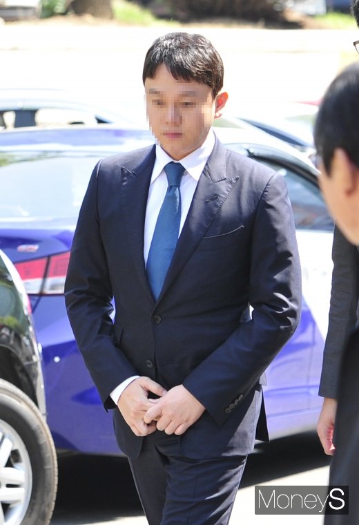 [머니S포토] 법원 향하는 유인석 전 유리홀딩스 대표