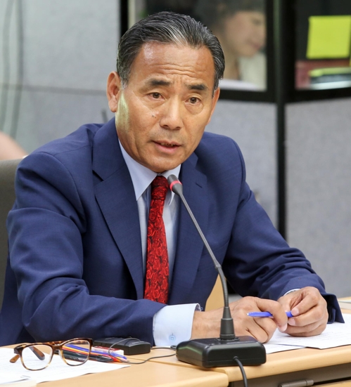 이봉운 고양시 제2부시장이 일련의 보도와 관련, 14일 오전 고양시청 1층 기자실에서 긴급 기자회견을 갖고 있다. / 사진제공=고양시