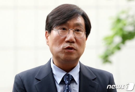 양정철 민주연구원장이 14일 서울 여의도 더불어민주당 당사 민주연구원으로 출근하며 기자들과 인터뷰를 하고 있다. /사진=뉴스1