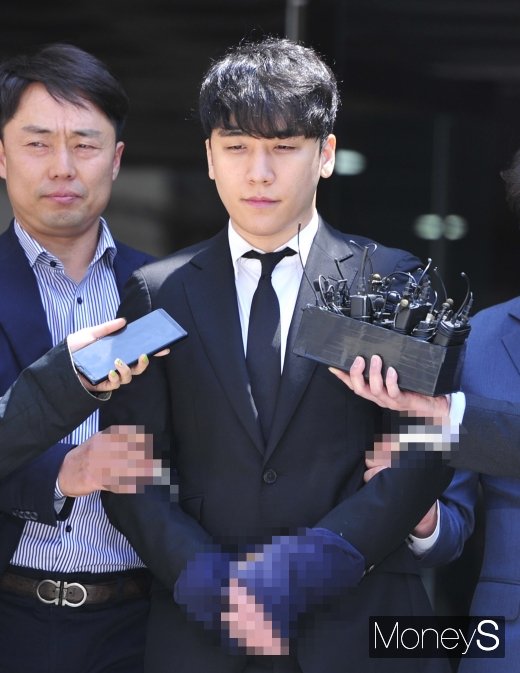 [머니S포토] 포승줄에 묶인 승리