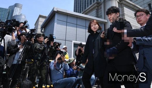 [머니S포토] 승리 '포승줄 묶인 채 유치장으로'