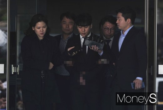 [머니S포토] 유치장으로 향하는 승리