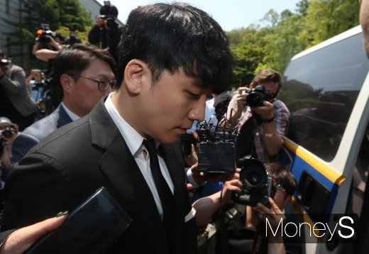 [머니S포토] 호송차에 오르는 승리