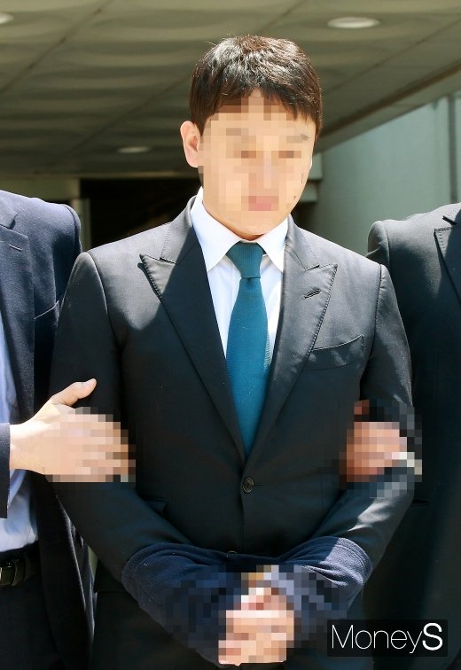 [머니S포토] 포승줄에 묶인 유인석 대표