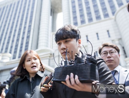 [머니S포토] 법원 나서는 승리