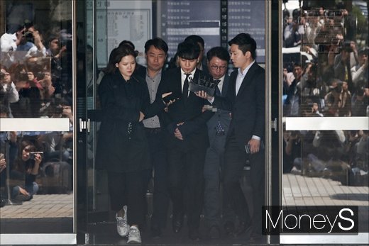 [머니S포토] 결국 포승줄 찬 승리