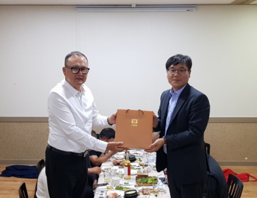 변광용 거제시장(오른쪽)과 변용 중국동북3성 조선족 골프협회장이 기념품을 전달하고 있다.