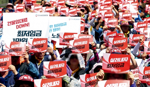 지난해 7월13일 한국노총이 온전한 최저임금 1만원 쟁취를 위한 결의대회를 열고 최저임금 1만원을 외치고 있다. /사진=뉴시스 강종민 기자