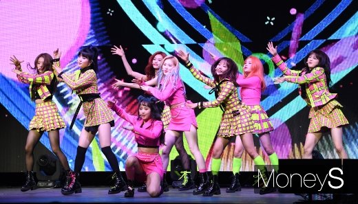 [머니S포토] 위키미키 '통통 튀는 퍼포먼스'