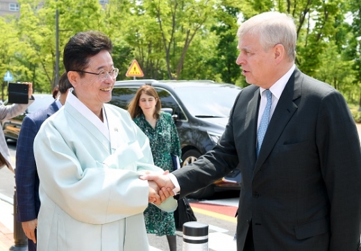 영국 앤드류 왕자가 경북 안동을 찾아 이철우 도시사와 인사를 나누고 있다. /사진=경상북도 제공.