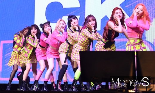 [머니S포토] 위키미키 '꽃받침'