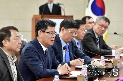 [머니S포토] 대북 식량지원 간담회 진행하는 김연철 장관