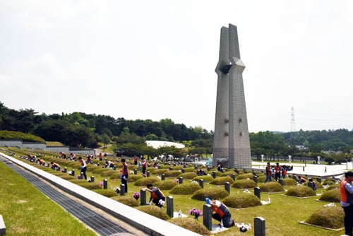 한전 광주전남본부 봉사단이 14일 국립 5.18 국립묘지를 방문해 추모 헌화 후 봉사활동을 펼치고 있다. /사진제공=한전 광주전남본부