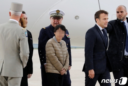 신원미상의 한국인 여성 1명이 11일(현지시간) 아프리카 서부 부르키나파소의 무장단체 납치범들에게 붙잡혀 억류돼 있다 풀려나 프랑스 파리 인근 빌라쿠블레 군 비행장에 무사히 도착했다. /사진=뉴스1(로이터)