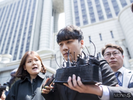 '성접대·횡령' 승리 구속 면해… 