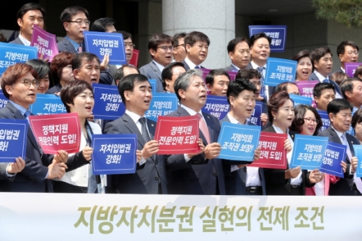 경기도의회에서 지난 14일 열린 '지방자치법 개정을 위한 경기도의회 정책토론회'에 참석한 광역의원과 국회의원들이 ‘지방자치법 전부개정안’이 국회에서 조속히 통과돼야 한다고 한목소리를 냈다. / 사진제공=경기도의회