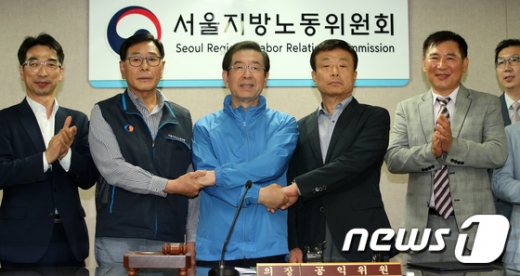 15일 새벽 서울 영등포구 서울지방노동위원회에서 열린 서울버스 노사 최종 조정회의에서 파업 시한을 앞두고 극적 타결을 이룬 노사가 협상장을 찾은 박원순 서울시장과 함께 기념촬영을 하고 있다. 왼쪽 두번째부터 서정수 서울시버스노동조합 위원장, 박 시장, 피정권 서울시 버스운송사업조합 이사장, 오길성 조정회의 의장. /사진=뉴스1