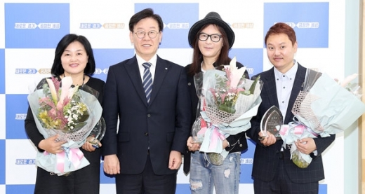 지난 14일 경기도청에서 이재명 지사가 가수 김종서와 배우 김민교, 경기도청 합창단 김태경 단장에게 경기도 홍보대사 위촉패를 전달한 뒤 기념촬영을 하고 있다. / 사진제공=경기도